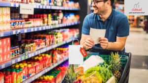 شخص يتسوق داخل مول و سلته مليئة بسلع كثيرة